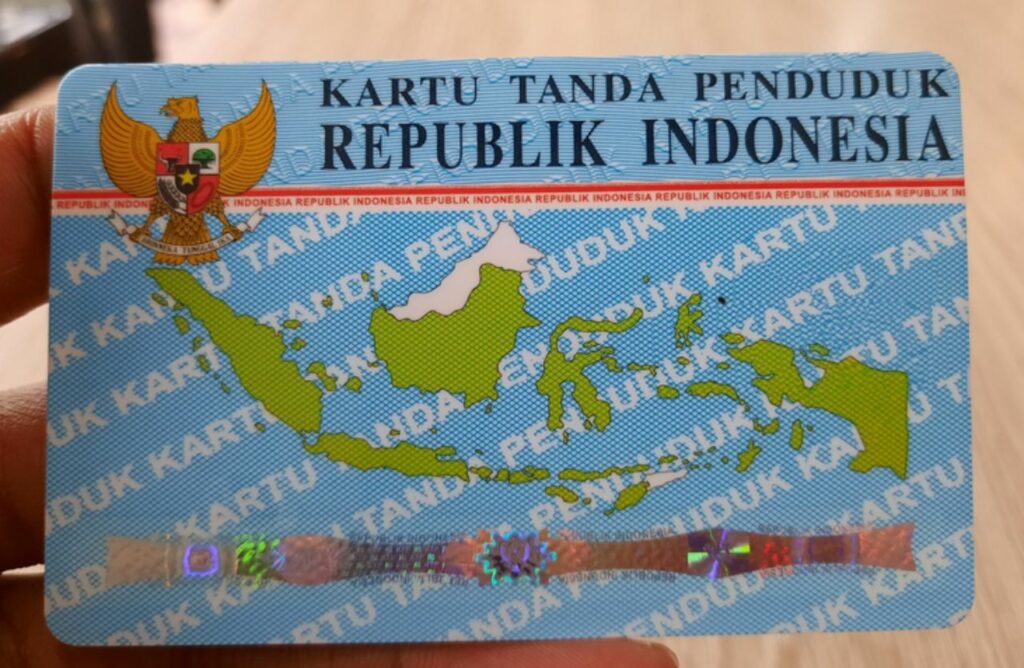 Gambar Belakang KTP Di balik keping plastik kecil ini, terkandung berbagai informasi penting dan fitur keamanan canggih. Namun, tahukah Anda bahwa gambar belakang KTP bukan sekadar hiasan? Setiap elemen dalam gambar tersebut memiliki makna dan mewakili filosofi bangsa Indonesia.