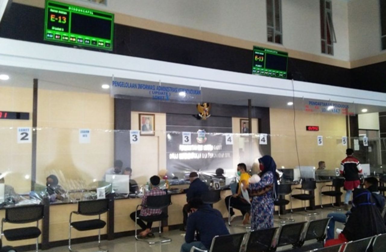 Layanan online lewat no Whatsapp Disdukcapil Garut tersedia setiap hari kerja, dan petugas akan merespons dengan cepat untuk membantu menyelesaikan masalah yang dilaporkan.