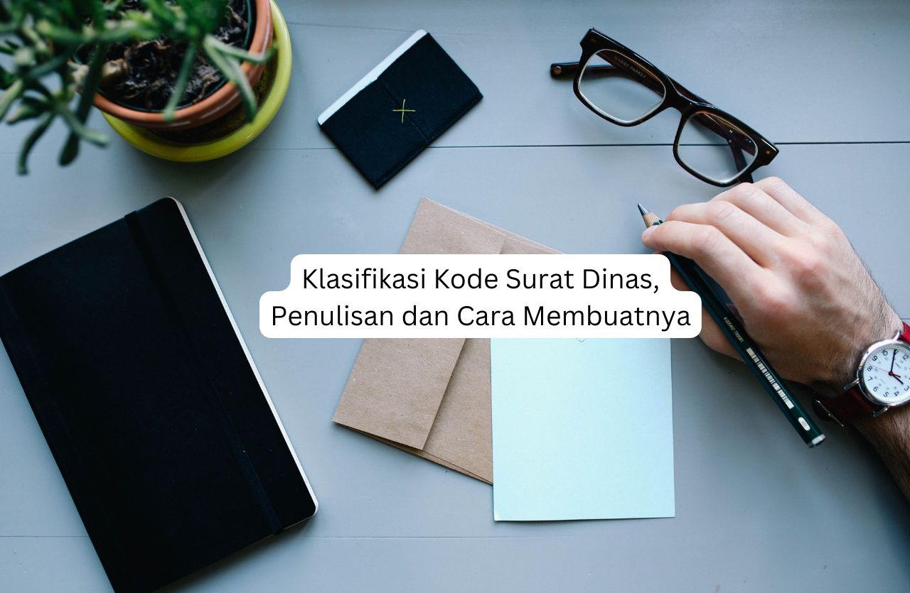 Klasifikasi kode surat dinas adalah pengelompokkan naskah atau surat berdasarkan masalah yang dibahas di dalamnya. Pengelompokan ini penting karena berpengaruh langsung terhadap proses pengarsipan dan penyimpanan dokumen. Ada dua jenis arsip yang sering digunakan dalam klasifikasi surat dinas, yaitu arsip dinamis dan arsip inaktif.