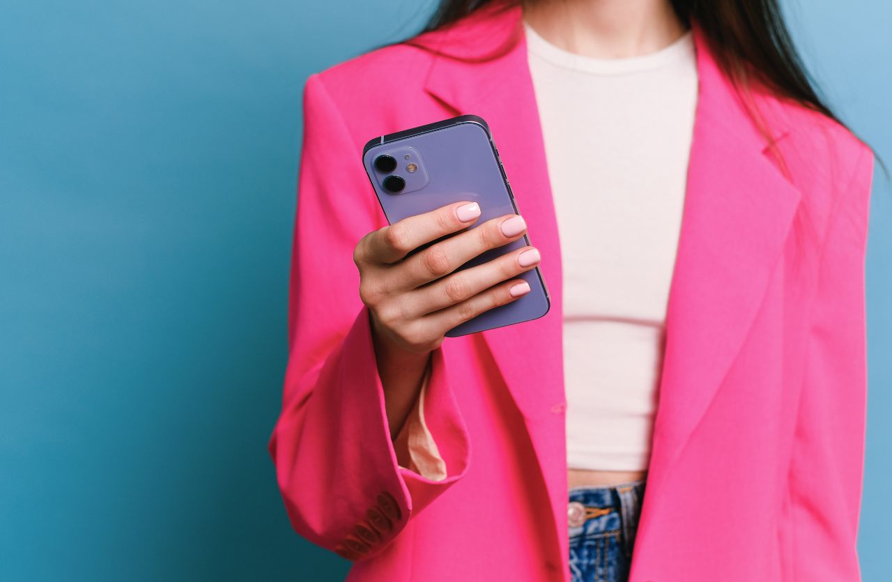 Ketahui biaya reset HP di konter, jenis-jenis reset, faktor yang mempengaruhi harga, serta tips memilih layanan terbaik agar perangkat kembali optimal.