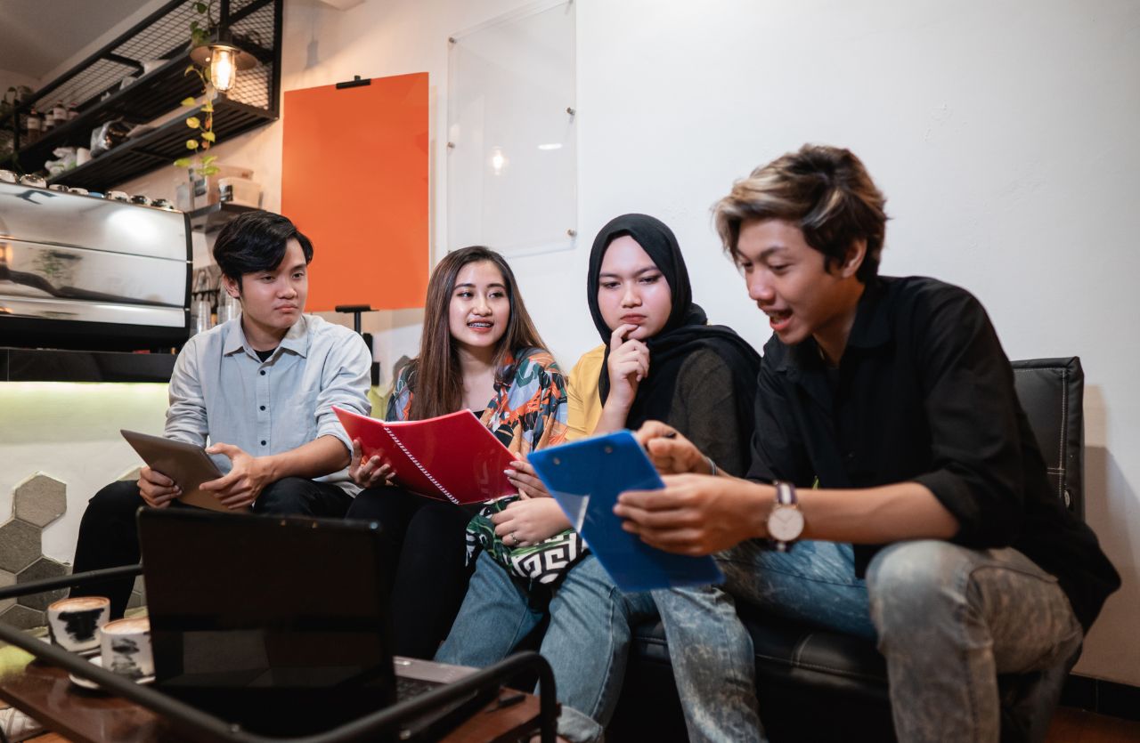 Sex bebas di kalangan remaja sering dikenal dengan sebutan sek bebas. Seks bebas di kalangan remaja telah menjadi fenomena sosial yang mendapat perhatian luas. Istilah "seks bebas" merujuk pada hubungan seksual yang dilakukan tanpa adanya ikatan resmi, tanpa pertimbangan matang, serta sering kali tanpa perlindungan yang memadai.