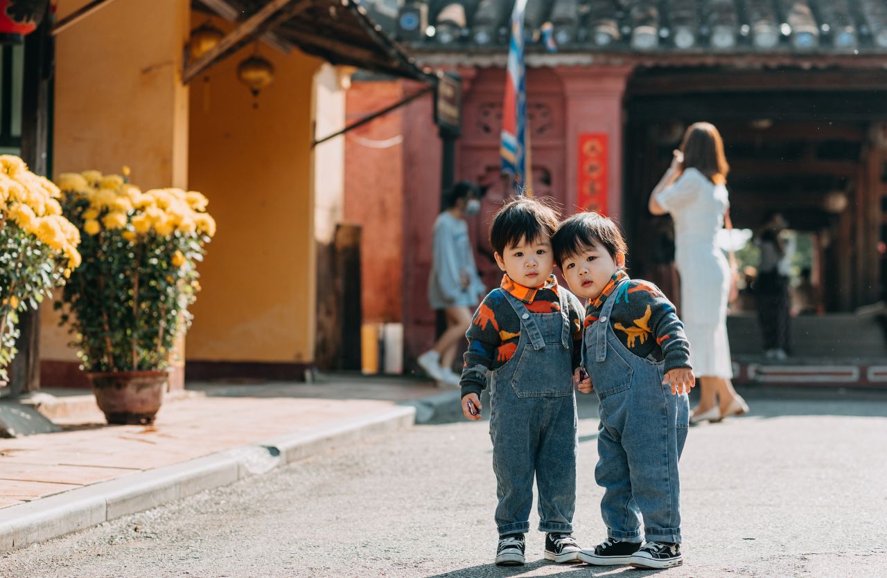 Twin atau Twins sering digunakan dalam bahasa Inggris, tetapi apakah ada perbedaannya? Kata twin dan twins sering digunakan untuk menyebut anak kembar dalam bahasa Inggris. Meskipun terlihat mirip, keduanya memiliki makna yang berbeda dalam penggunaannya.
